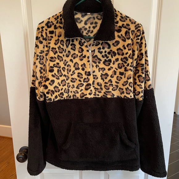 Tops - EUC size Large black/leopard fleece pullover